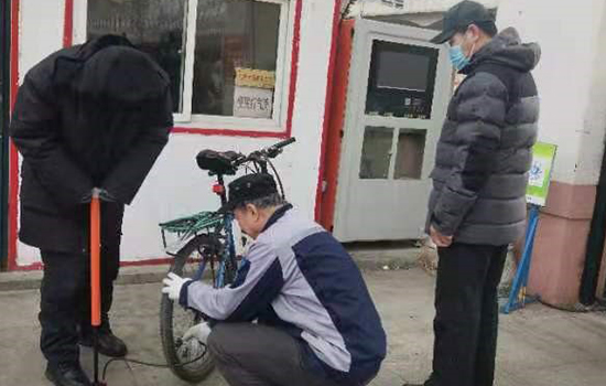 政興物業(yè)崇山公務(wù)員住宅項(xiàng)目設(shè)立便民服務(wù)臺(tái)--學(xué)習(xí)雷鋒，不只是口號(hào)，更是行動(dòng)